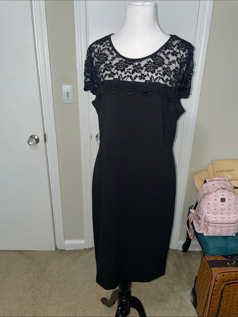 Elegant Black Lace Yoke Sheath Dress